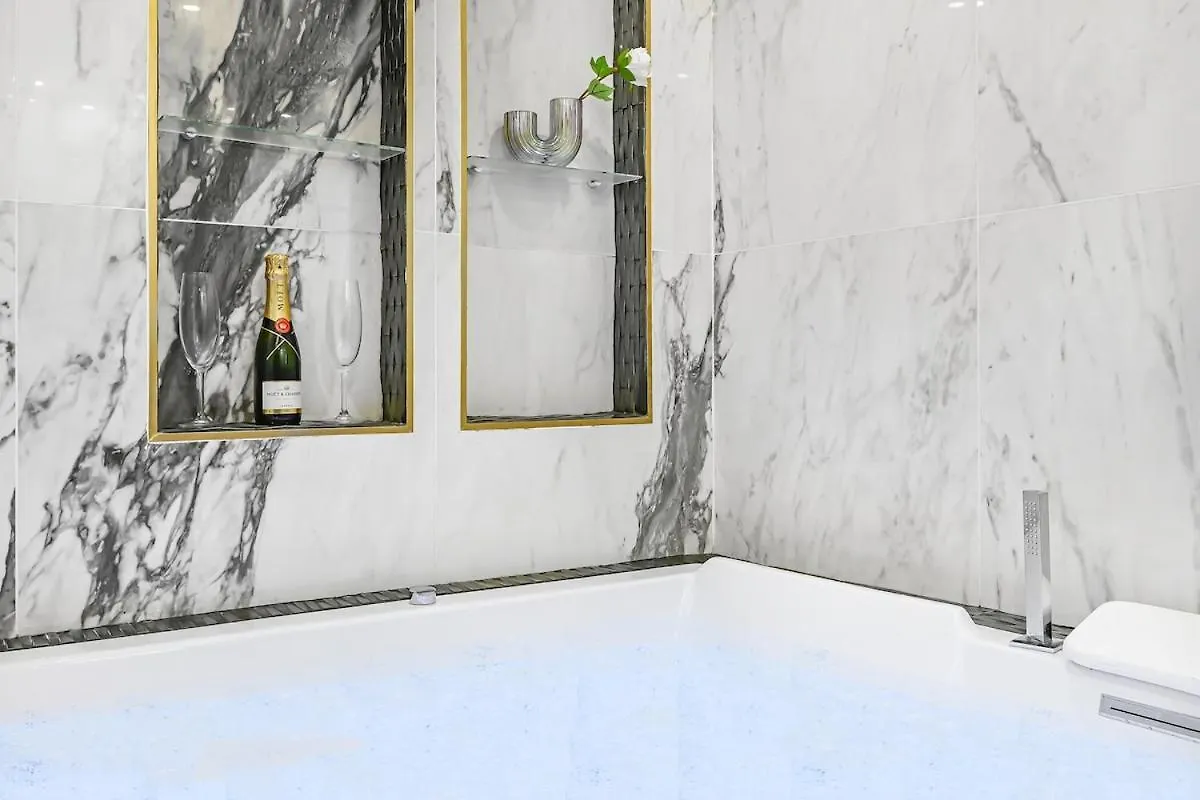 Jacuzzi & Balneotherapy For A Passionate Couple París