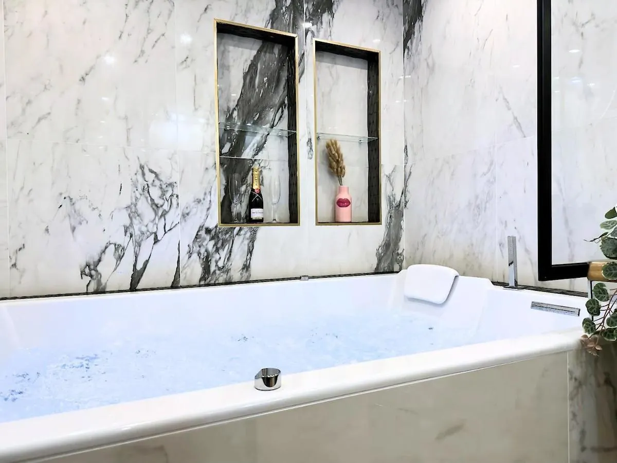 Jacuzzi & Balneotherapy For A Passionate Couple París Apartamento