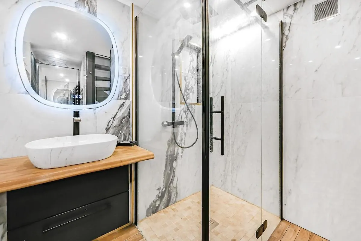 Jacuzzi & Balneotherapy For A Passionate Couple París Francia