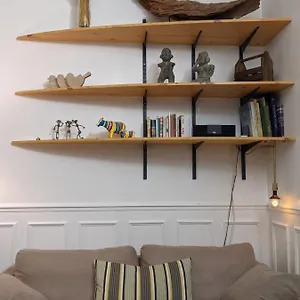 Private Acces To The Flat. Charming Parisian. Pensión