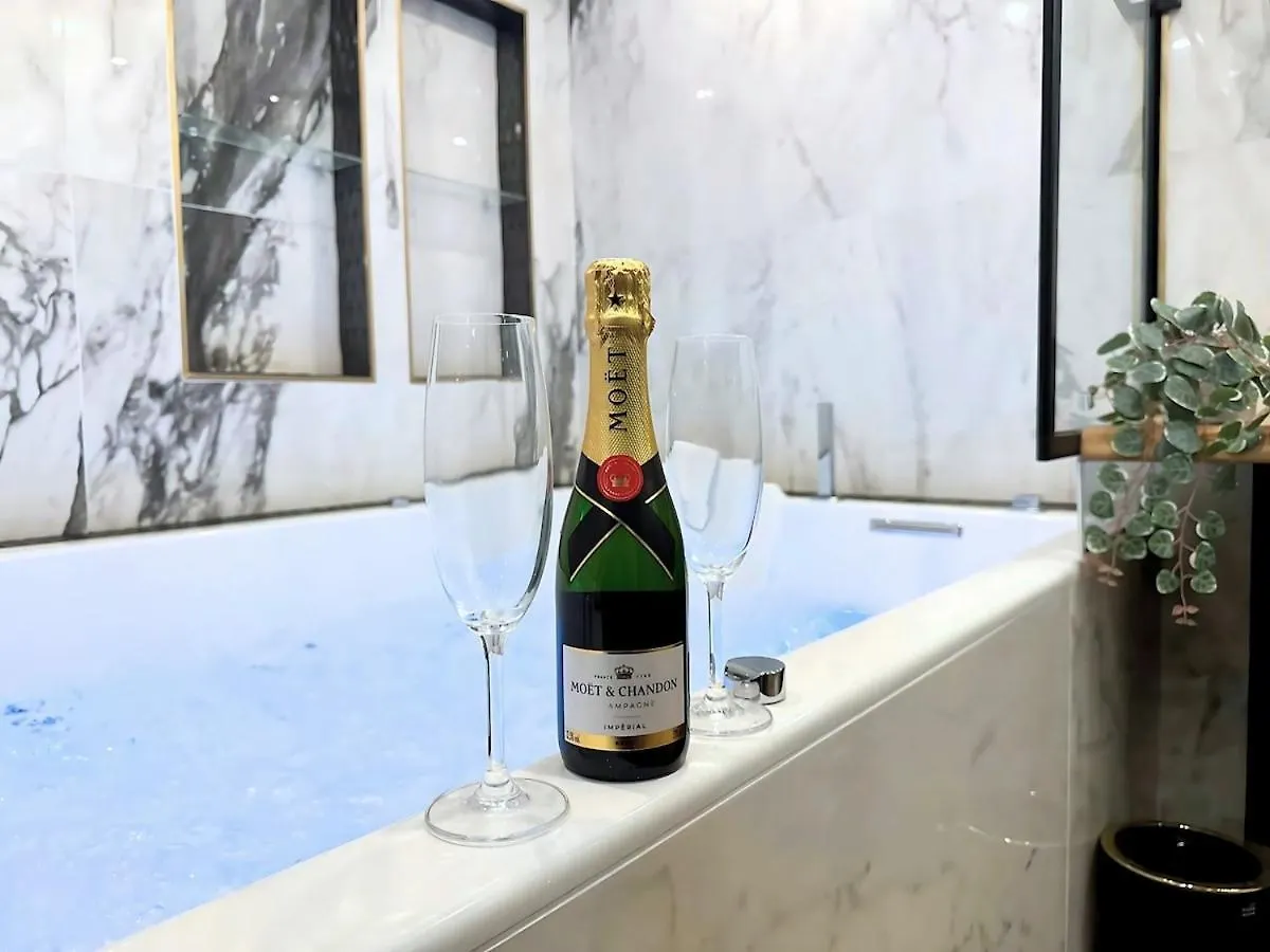 Jacuzzi & Balneotherapy For A Passionate Couple Parigi Francia